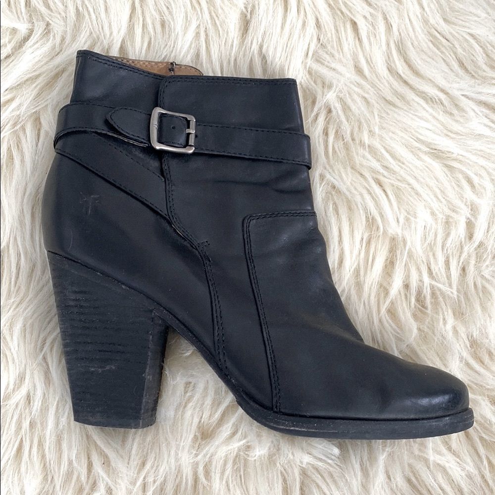 FRYE Black Ankle Buckle Chunky Heels Boots sz 8.5 Minimal Preppy Casual Chic